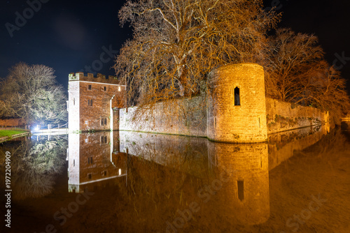 Εκτύπωση καμβά Night photo of the gatehouse and moat around the Bishops Palace in Wells