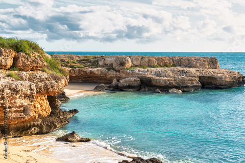 Spiaggia di Cala Tre Buchi a Monopoli: un paradiso nascosto tra le rocce - Monopoli, Bari, Puglia, Italia