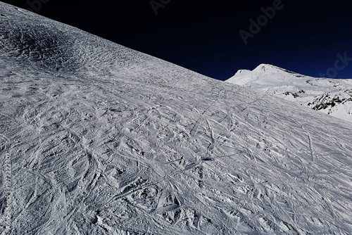 Canvas Print Active skiing holiday on the top of Elbrus at night
