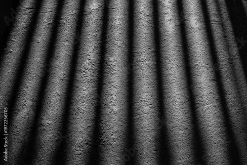 Foto The reflection of a steel cage on the rough concrete floor