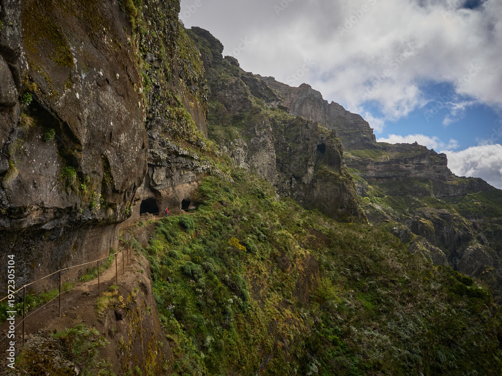 Obraz premium Madeira, Madera, Ilha da Madeira - szlak PR1 - Pico Areeiro 1818 m i Pico Ruivo 1862 m. Trilho PR1 ligando os dois pontos mais altos da Madeira: Pico do Areeiro (1818 m) e Pico Ruivo (1862 m)