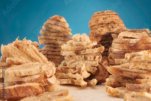 Foto In a playful landscape, sliced bread forms surreal, towering peaks reminiscent of a canyon