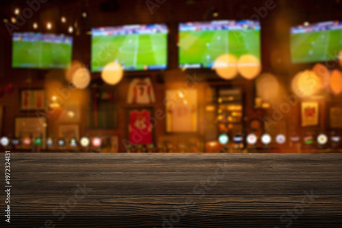Fotografía wooden table on foreground and blurred background depicts the lively interior of