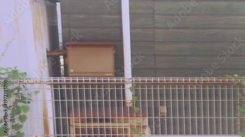 住宅街のフェンスと古い建物の風景