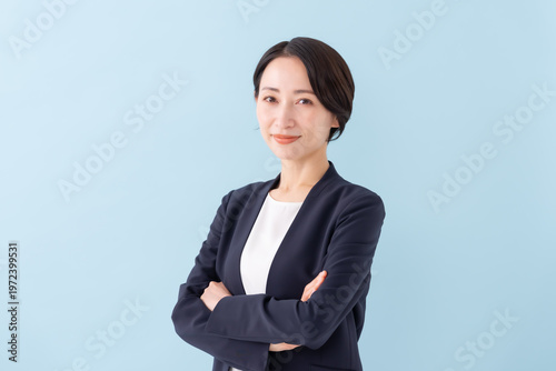 ビジネス　女性　ブルーバック