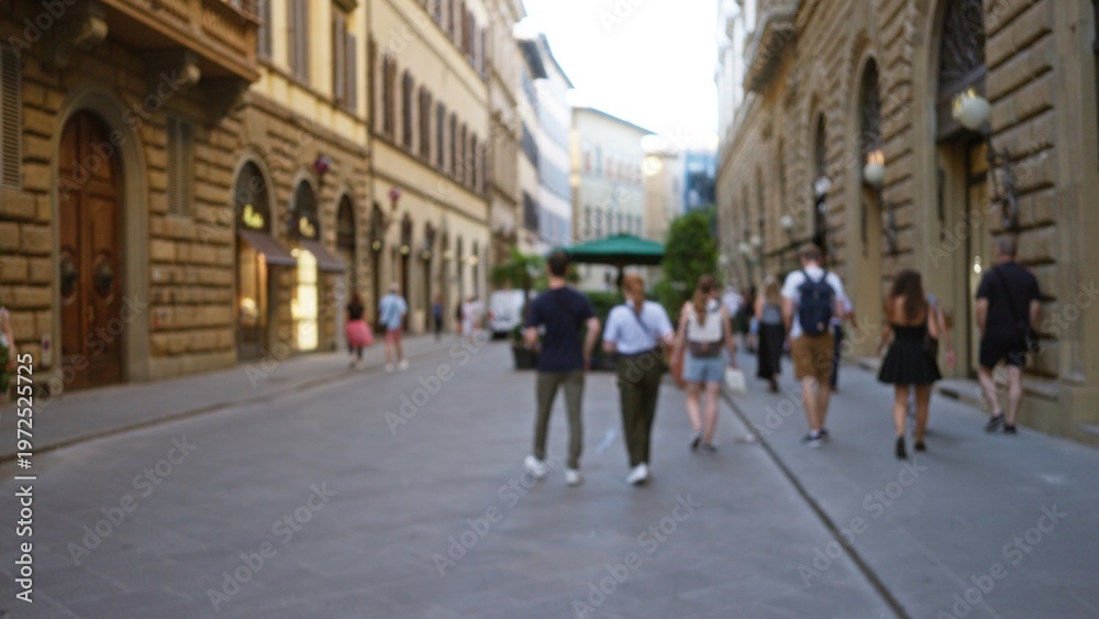 Obraz premium Blurred historic city street with shallow bokeh and soft defocused architecture; background copyspace calm.