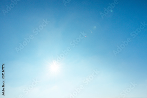 Sonnenstrahlen in einem blauen Himmel