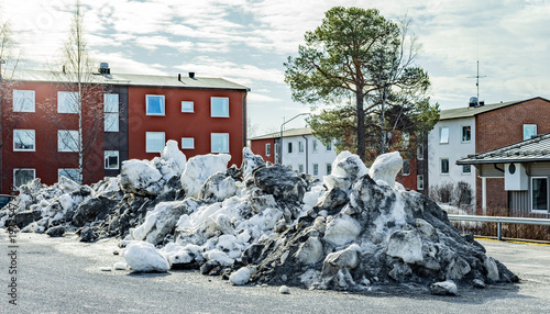 Altschnee auf einem Parkplatz in Schweden