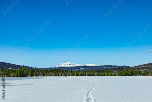 Fußspur auf einem zugefrorenen See in Schweden