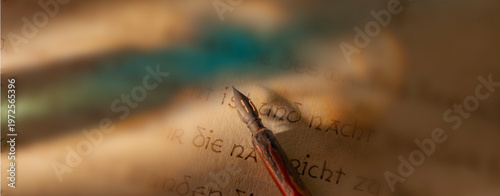 Schreibfeder vor einem alten Dokument