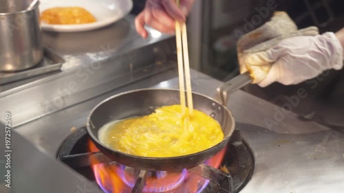 オムライスの卵焼きの調理風景