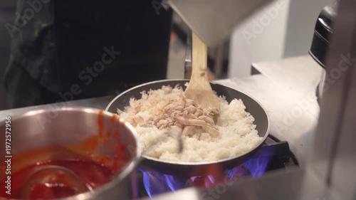 ケチャップ味のチキンライスの調理風景