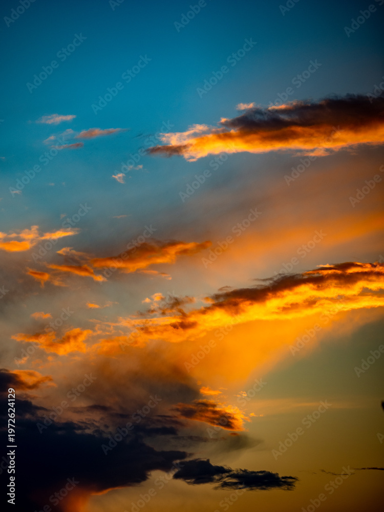 Fototapeta premium Von der Abendsonne angestrahlte Wolken