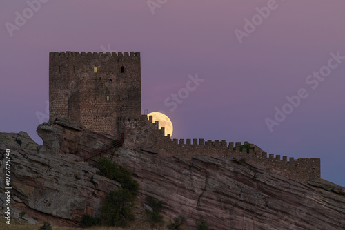 LUNA LLENA EN EL CASTILLO DE ZAFRA. CAMPILLO DE DUEÑAS. GUADALAJARA. ESPAÑA