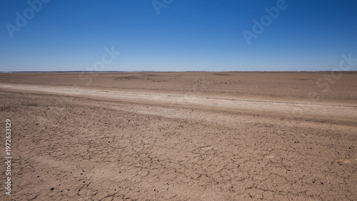 Valokuva Sand road area cutting through the arid and barren Northern Cape landscape en ro