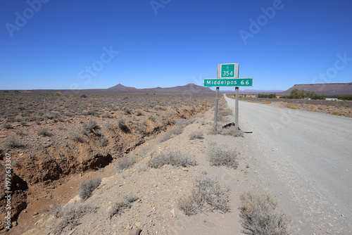Canvas-taulu Lonely gravel road through rural South Africa en route to Tankwa National Park