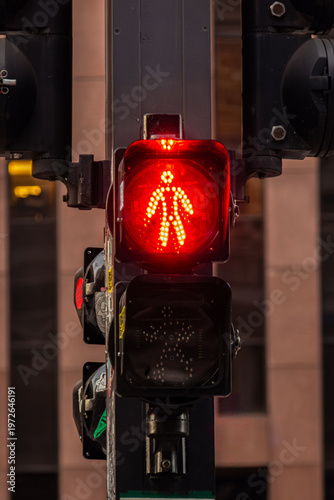 Semáforo vermelho para pedestres em cruzamento urbano com foco seletivo