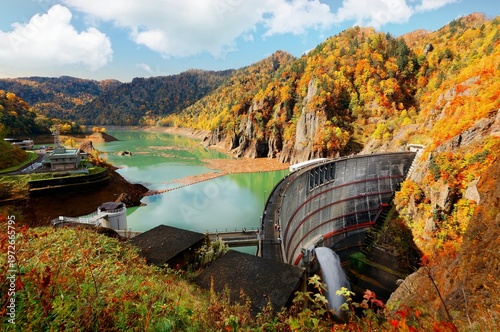 Tableau sur toile Autumn scenery of vibrant fall colors on the rocky cliffs surrounding Hoheikyo D