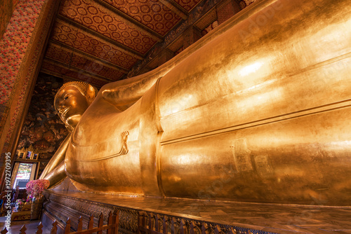 Foto The magnificent Golden Reclining Buddha statue at Wat Pho Temple, Bangkok, Thailand