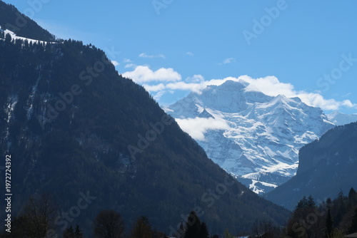 Foto Jungfrau Mountain View from Hohematte Park, Interlaken, Switzerland – Scenic Swi