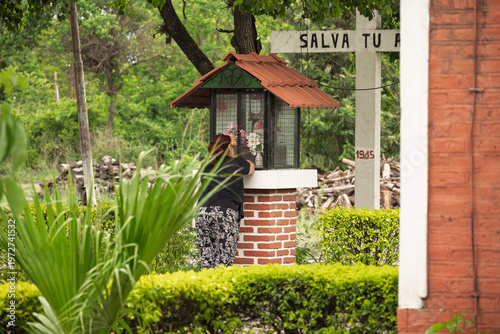 Mujer en oración en un momento de recogimiento espiritual, reflejando devoción, calma interior y conexión personal con la fe en un entorno íntimo