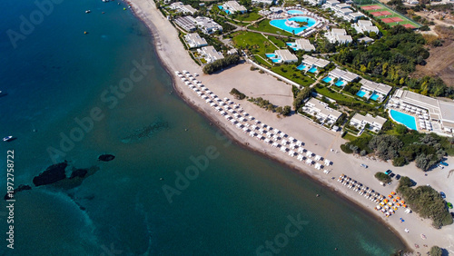 Foto High Angle Aerial View of Luxury Beachfront Resort with Swimming Pools and Sandy