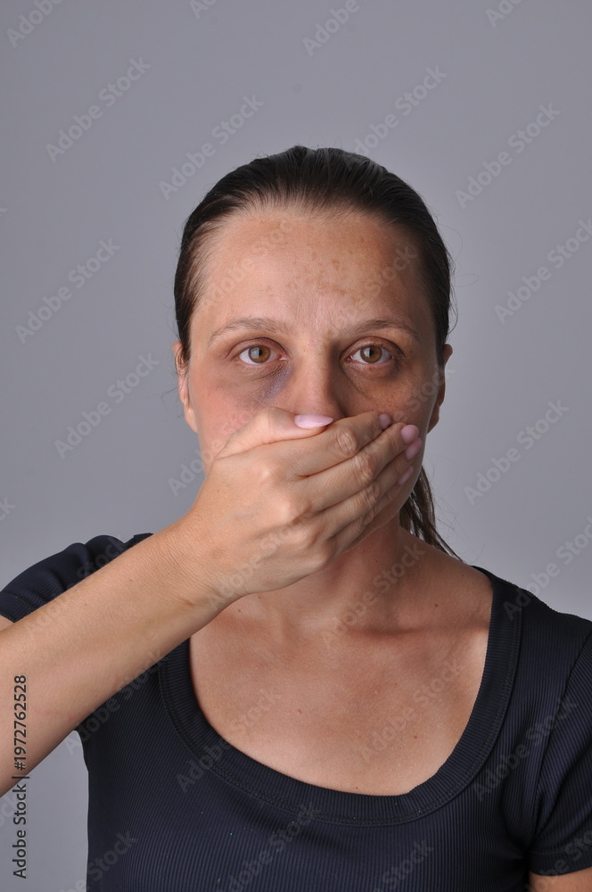 Fototapeta premium mulher machucada pede socorro, campanha contra violência contra a mulher