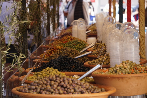 puesto de aceitunas en mercado en España