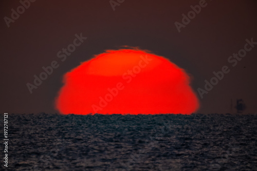 日の出の瞬間:海から頭を出した太陽20260301-2