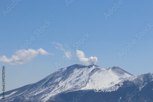 火口から煙を吐く浅間山　嬬恋村から