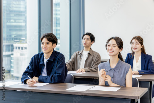 セミナー・授業に参加する男女