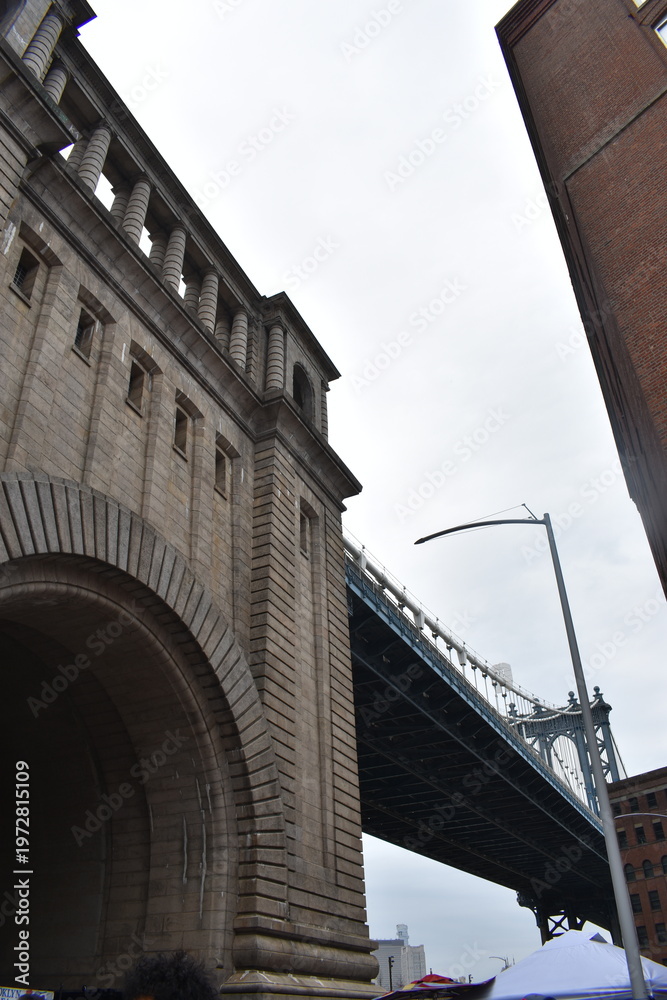 Fototapeta premium brooklyn bridge new york from below on cloudy day