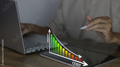 Photos Profit and cost analysis concept showing a businessman tracking a downward cost