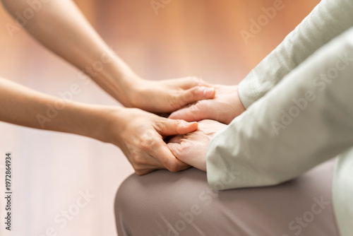 介護・福祉・医療のイメージ、手のひらのぬくもりと心のサポート