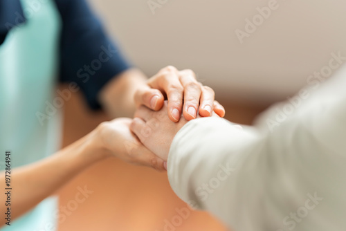 介護・福祉・医療のイメージ、手のひらのぬくもりと心のサポート