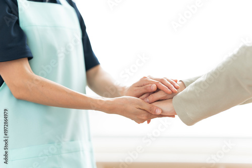 介護・福祉・医療のイメージ、手のひらのぬくもりと心のサポート