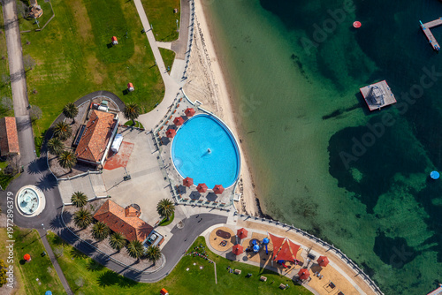 Foto Geelong aerial view of waterfront park and beach with swimming pool and pier, Vi