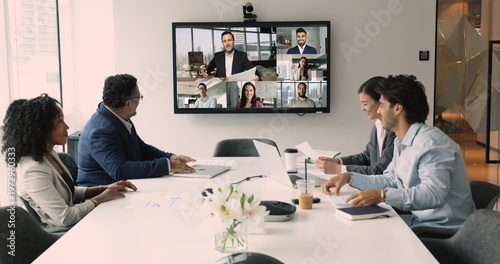 Foto Diverse international business team discussing teamwork, work strategy, planning