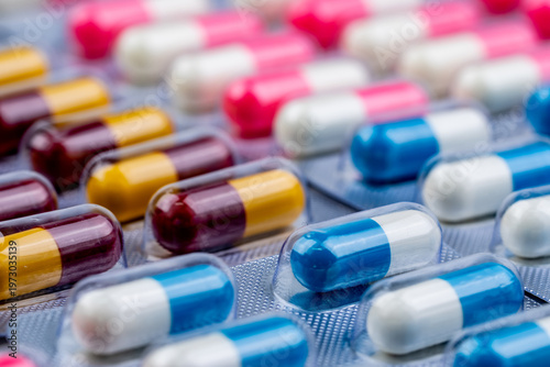 Quadro em tela Selective focus on blue-white capsule pills in blister pack
