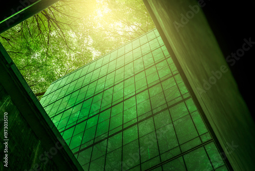 Obraz na płótnie Eco-friendly building in the modern city
