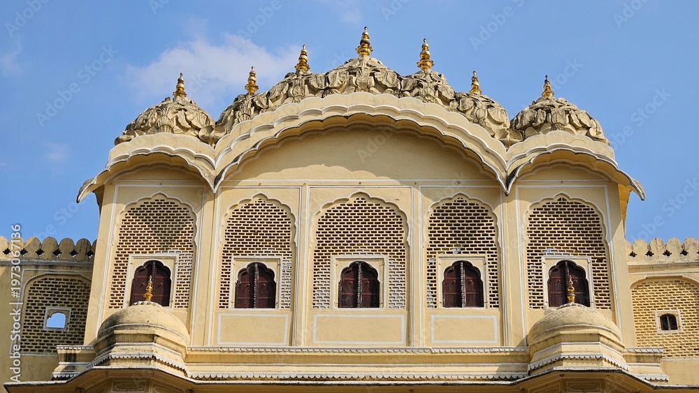 Obraz premium Symmetrical architectural design of the Hawa Mahal facade in Jaipur, Rajasthan.