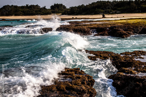 日本の離島、奄美大島に広がる豊かなサンゴ礁の景観。