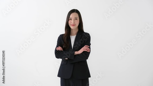 腕組みをする女性