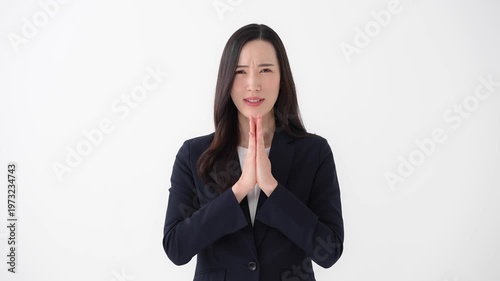 お願いする女性