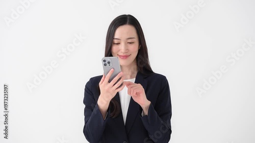 スマートフォンを持つ女性