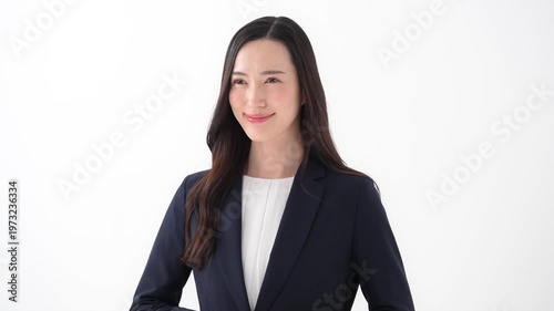 笑顔で立つビジネスウーマン