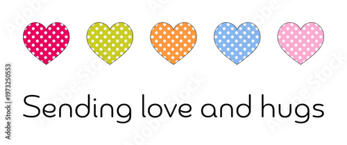 Sending love and hugs - Schriftzug in englischer Sprache - Ich sende euch Liebe und Umarmungen. Grußkarte mit bunten gepunkteten Herzen.