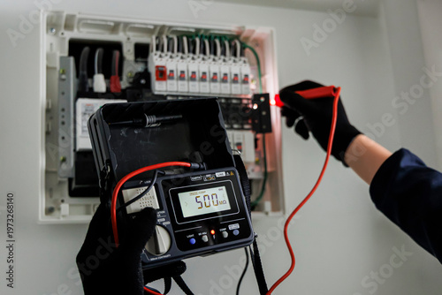 Obraz na plátně 分電盤の絶縁抵抗測定を行う電気工事士の手元