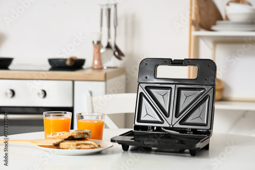 Modern sandwich maker with ...