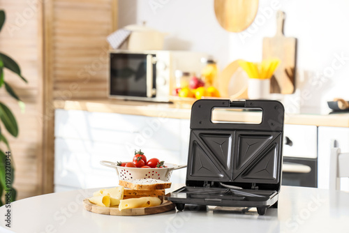 Modern sandwich maker with ...